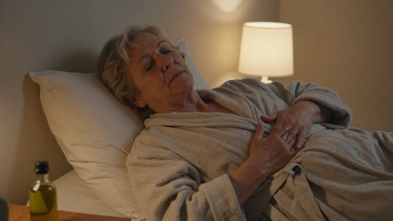 Starší žena si masíruje břicho v klidu před spaním, osvětlená měkkým světlem noční lampy.